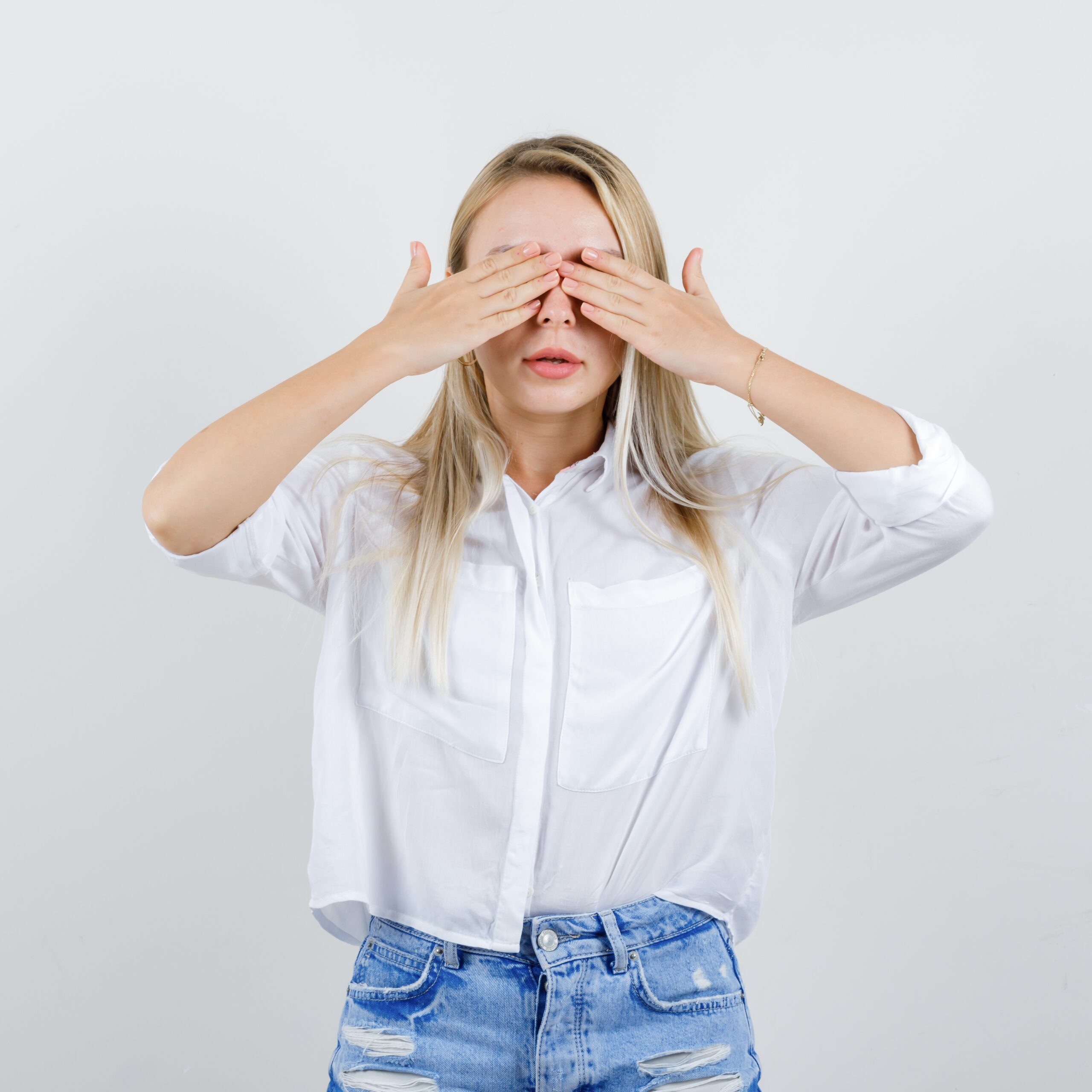 Изображение статьи Нервный тик глаза: почему дёргается веко, когда это стресс, а когда — неврологическая проблема?