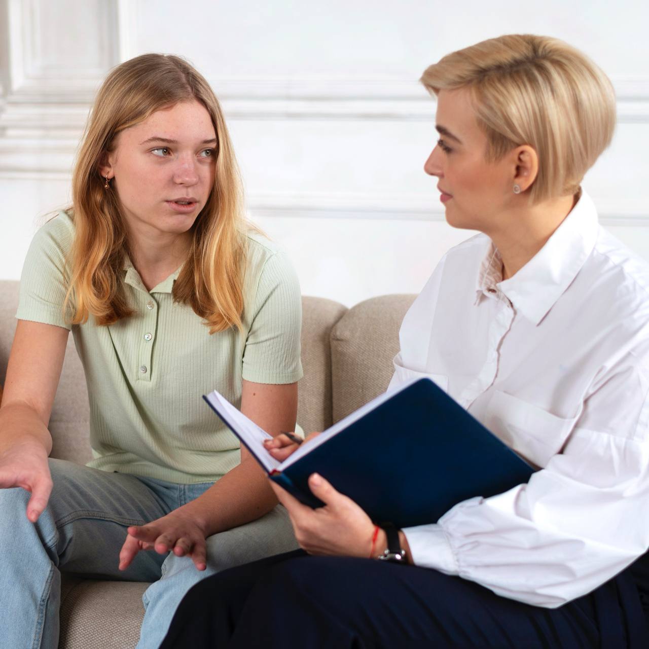 Изображение статьи Когнитивно-поведенческая терапия (КПТ) в Тюмени: Управляйте своими мыслями, эмоциями и болью